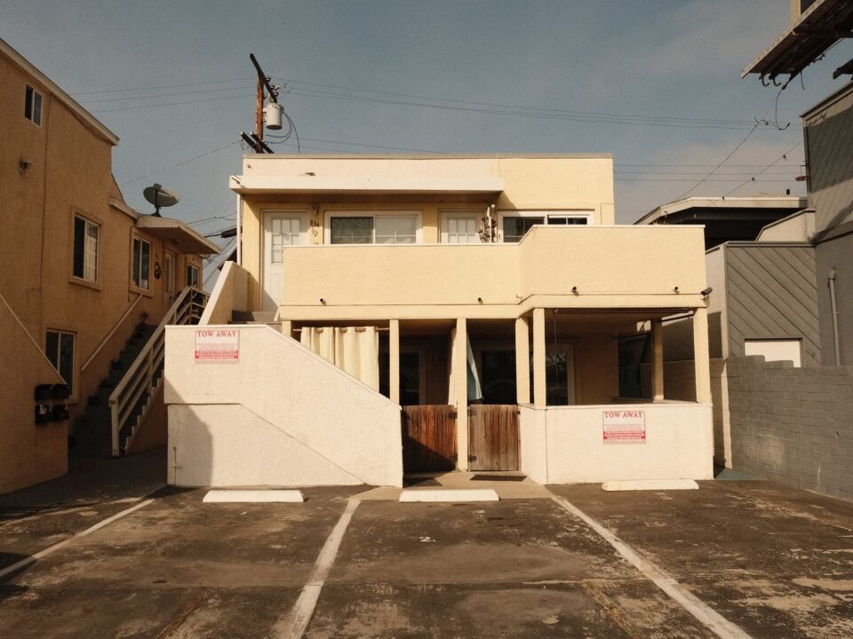 Foto menampilkan ruang kantor modern dengan label Office Lot for Rent, menunjukkan lokasi strategis dan fasilitas len...