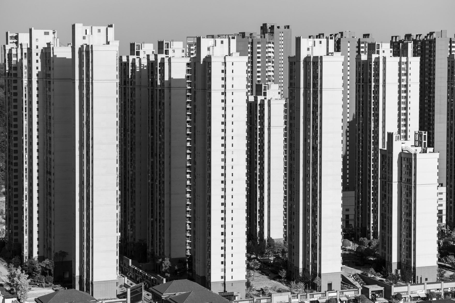 Menara gedung apartemen tinggi dengan balkon modern menghadap kota