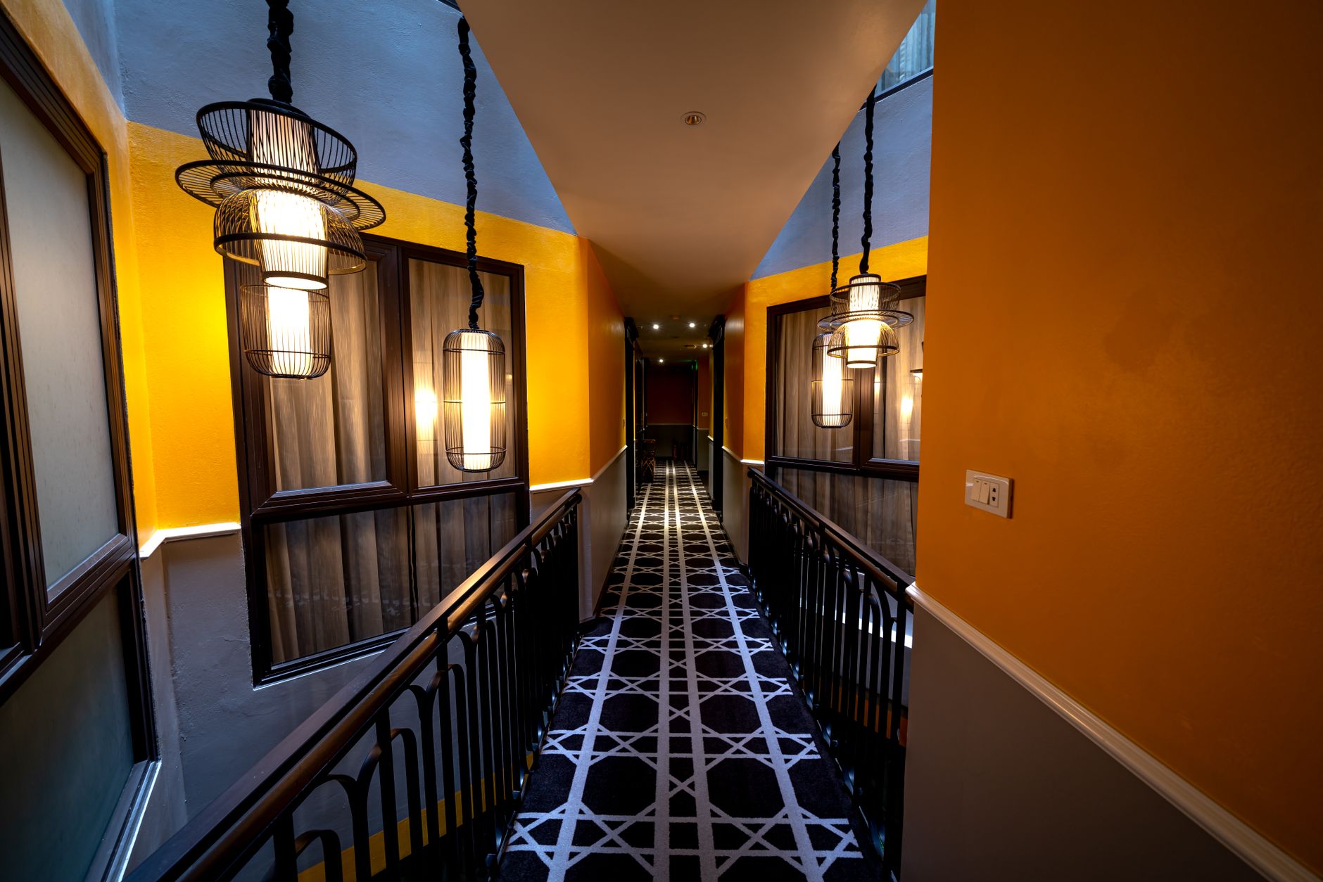 The Ruma Hotel menampilkan interior mewah dengan pemandangan kota, cocok untuk liburan dan bisnis.