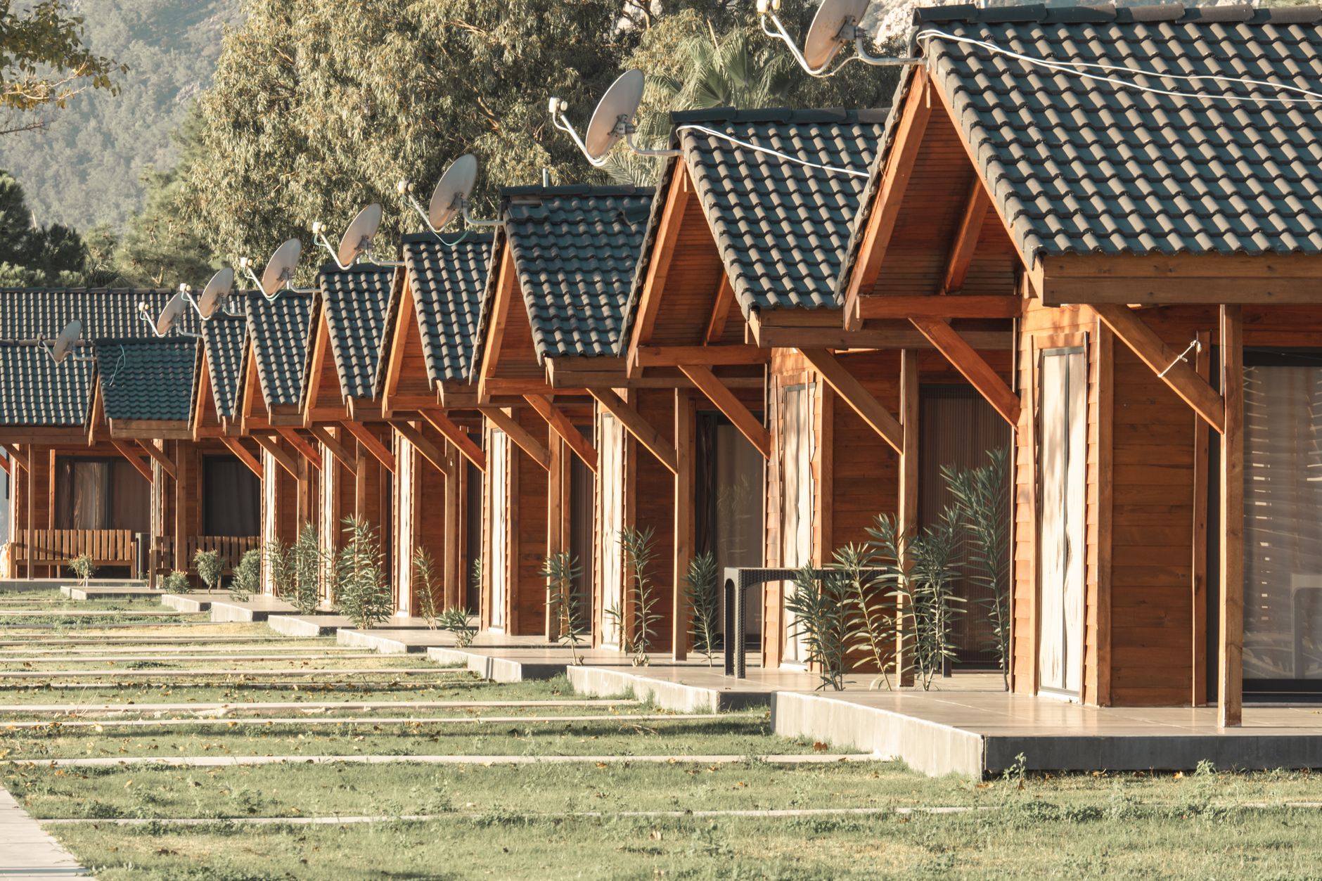 Foto rumah sewa modern dengan tampilan teras luas, cocok untuk keluarga di kawasan kota