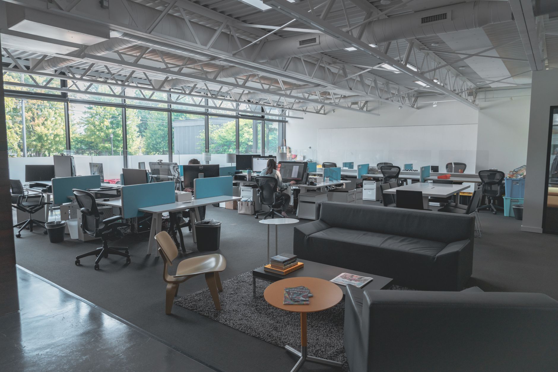 Ruang kantor modern dengan pemandangan laut di Long Beach, fasilitas lengkap untuk produktivitas tinggi.