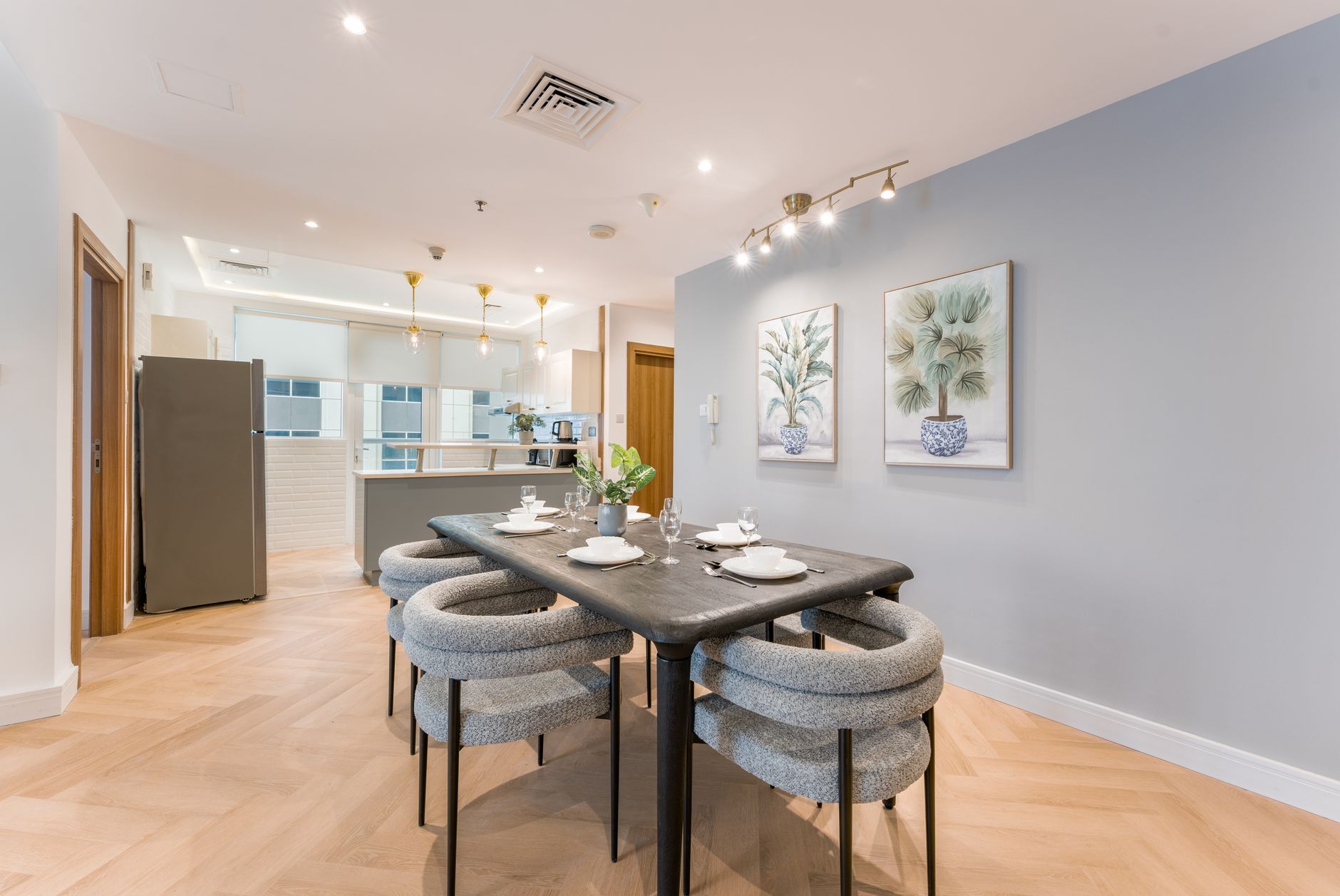 Foto eksterior modern Fraser Residence dengan arsitektur bergaya kontemporer dan taman hijau yang luas.
