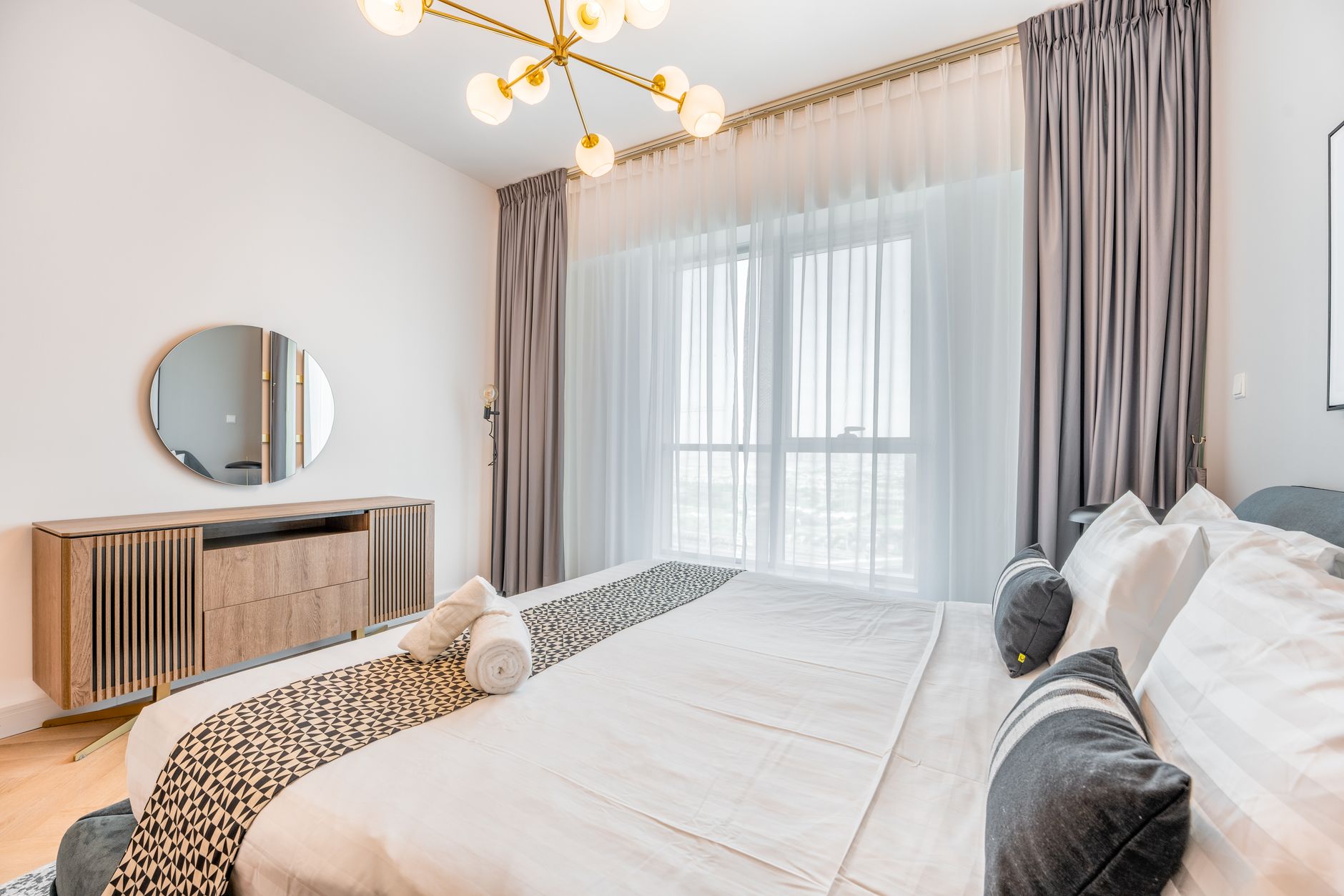 Apartemen 3 kamar tidur modern dengan desain interior yang elegan