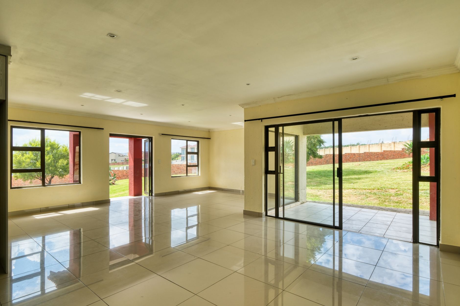 Properti sewa beli modern dengan tampilan rumah siap huni, menonjolkan konsep rent to own.