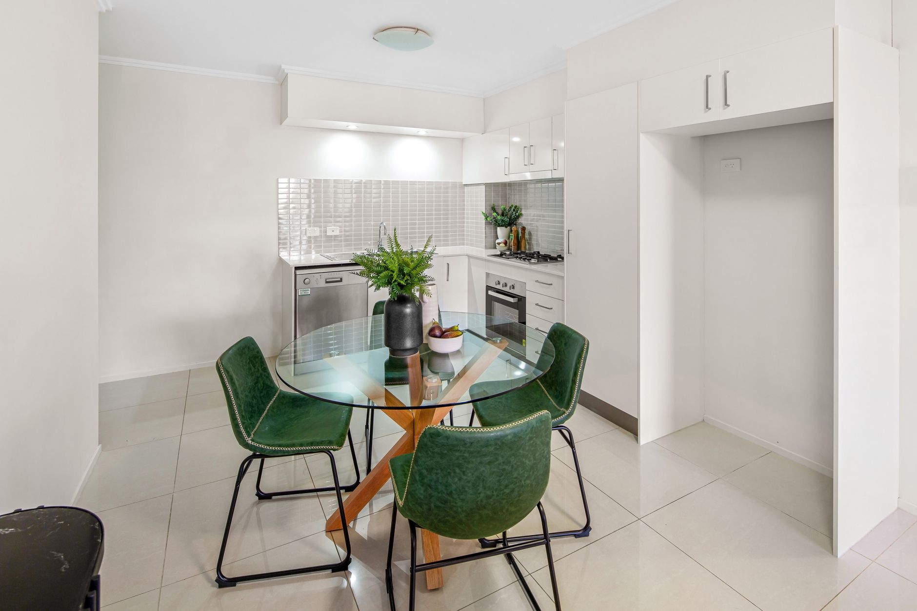 Foto menampilkan kompleks apartemen modern di Silver Springs dengan taman hijau dan kolam renang.