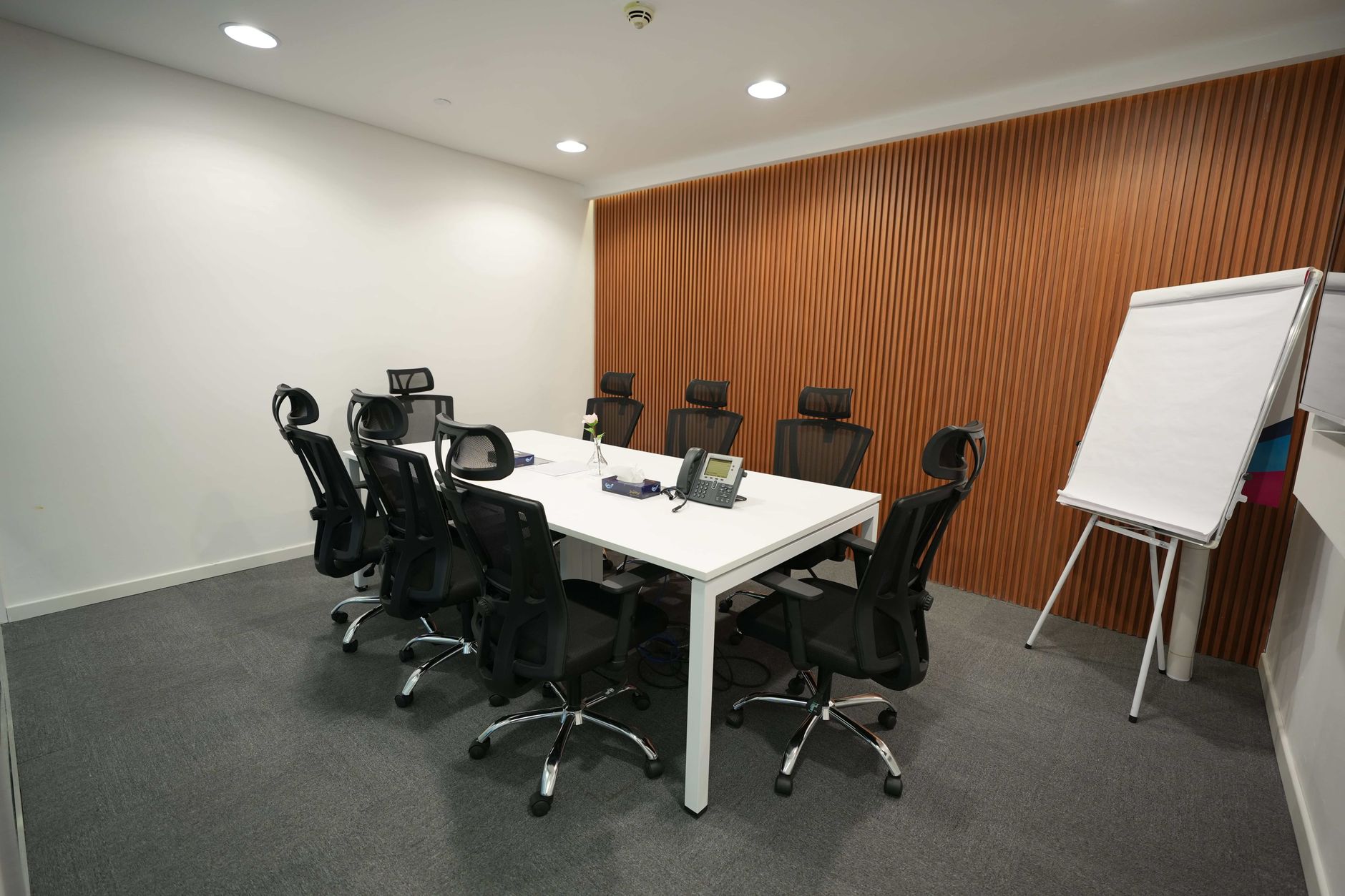 Ruang kantor modern dengan jendela besar, cocok untuk pencarian office spaces near me