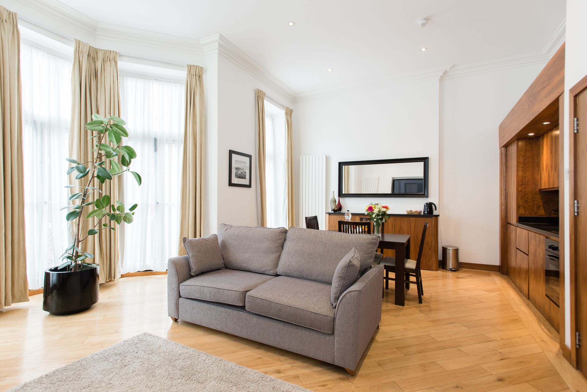 Interior mewah apartemen satu kamar tidur dengan desain modern, pemandangan kota, dan fasilitas premium