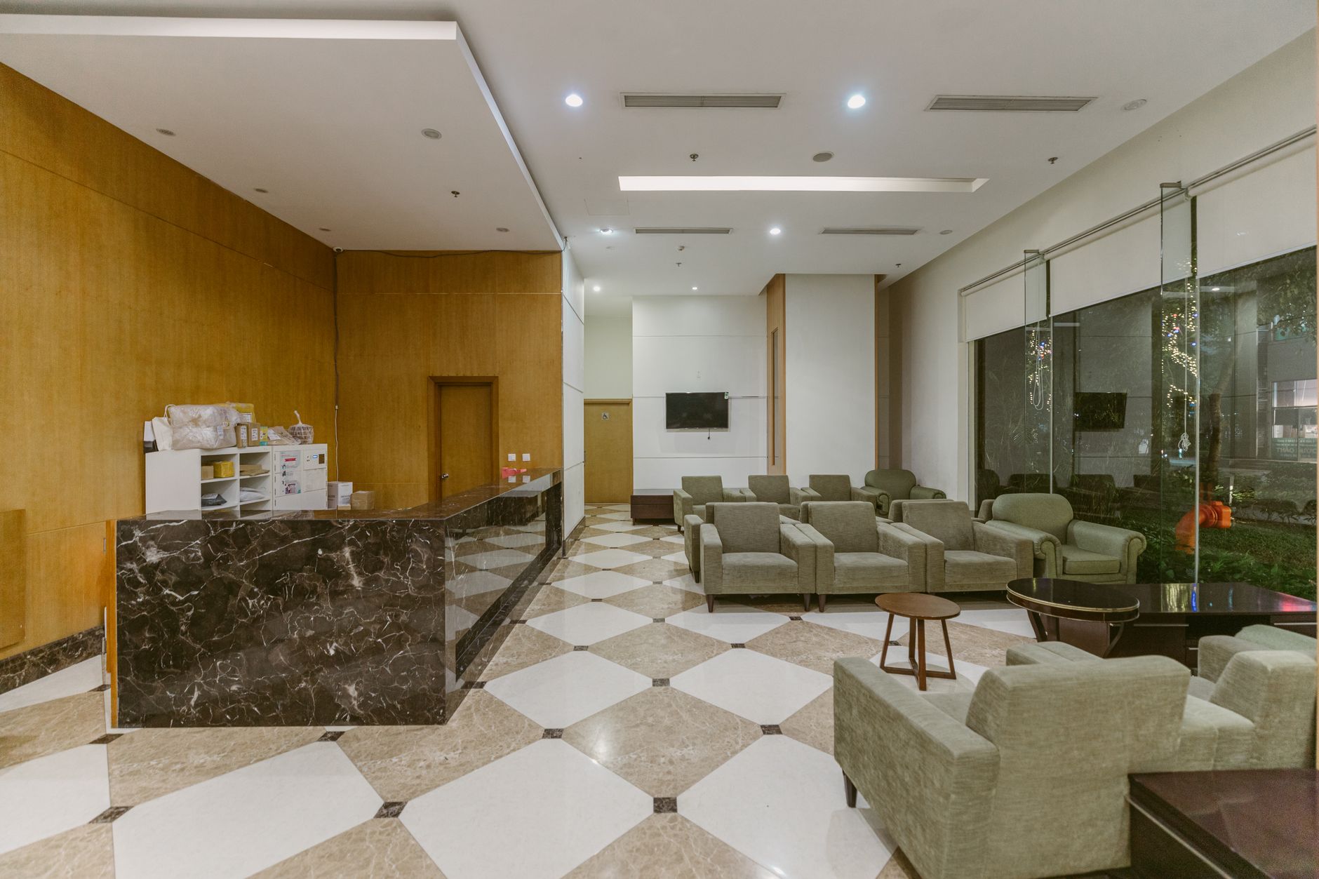 Ruang kantor serviced modern dengan fasilitas lengkap siap disewa, ideal untuk bisnis produktif.