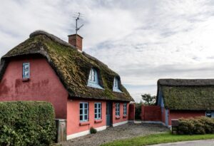 Gambar cottage nyaman dengan pemandangan alam, disewakan dekat lokasi Anda untuk liburan santai.
