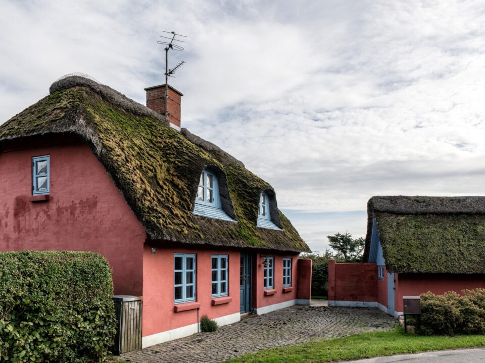 Gambar cottage nyaman dengan pemandangan alam, disewakan dekat lokasi Anda untuk liburan santai.