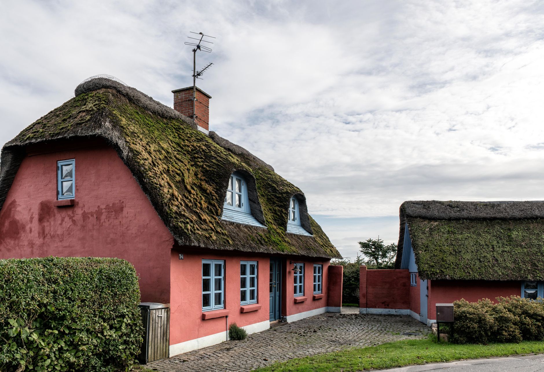Gambar cottage nyaman dengan pemandangan alam, disewakan dekat lokasi Anda untuk liburan santai.