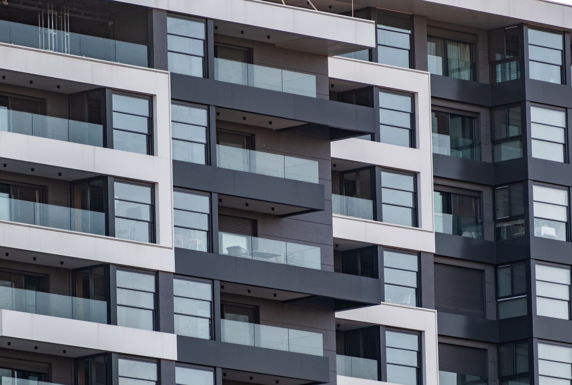 Foto tampilan interior apartemen modern dengan ruang tamu luas, pencahayaan alami, dan fasilitas lengkap.