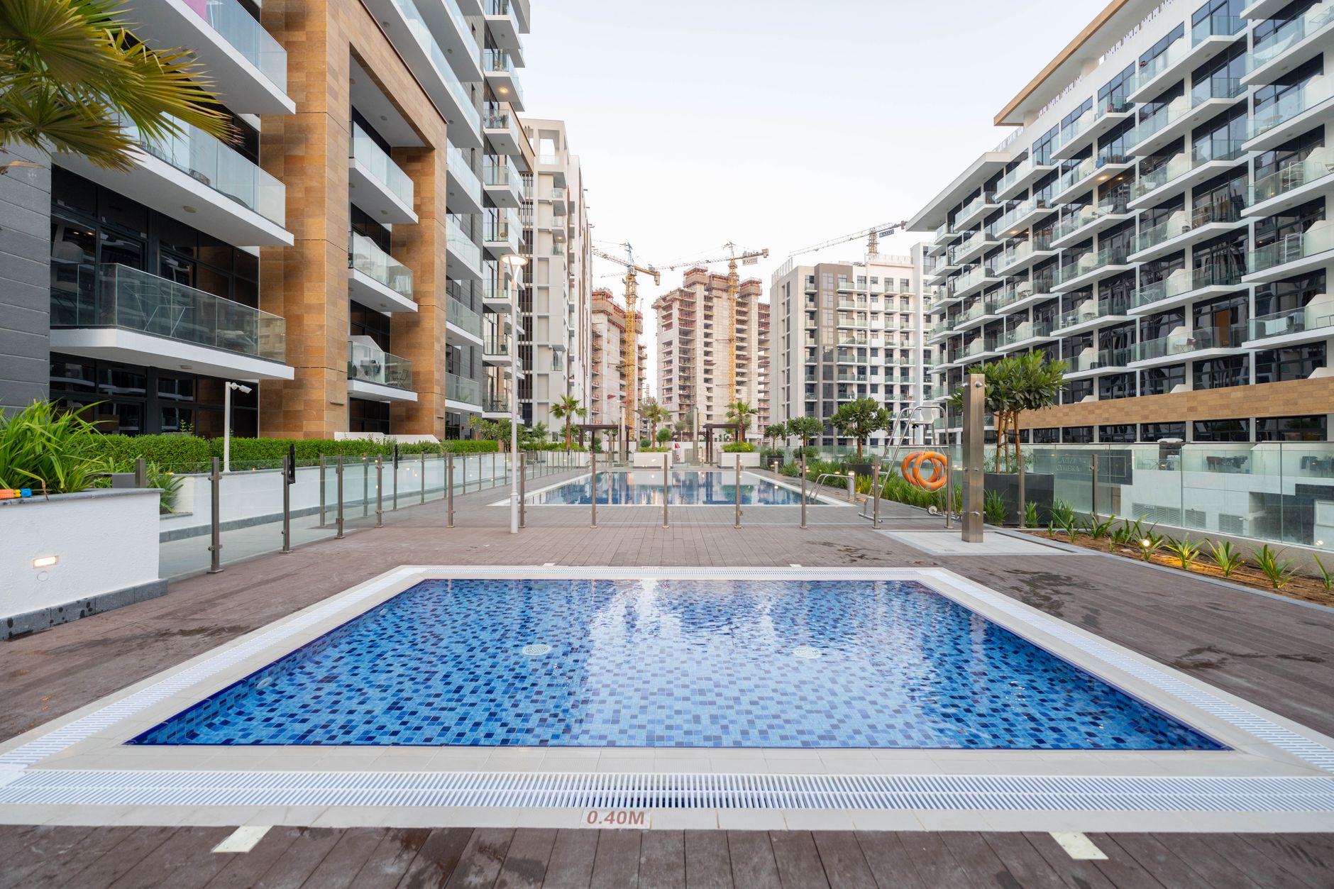 Apartemen modern dengan kolam renang di sekitar lokasi saya, menawarkan pemandangan kota dan fasilitas premium