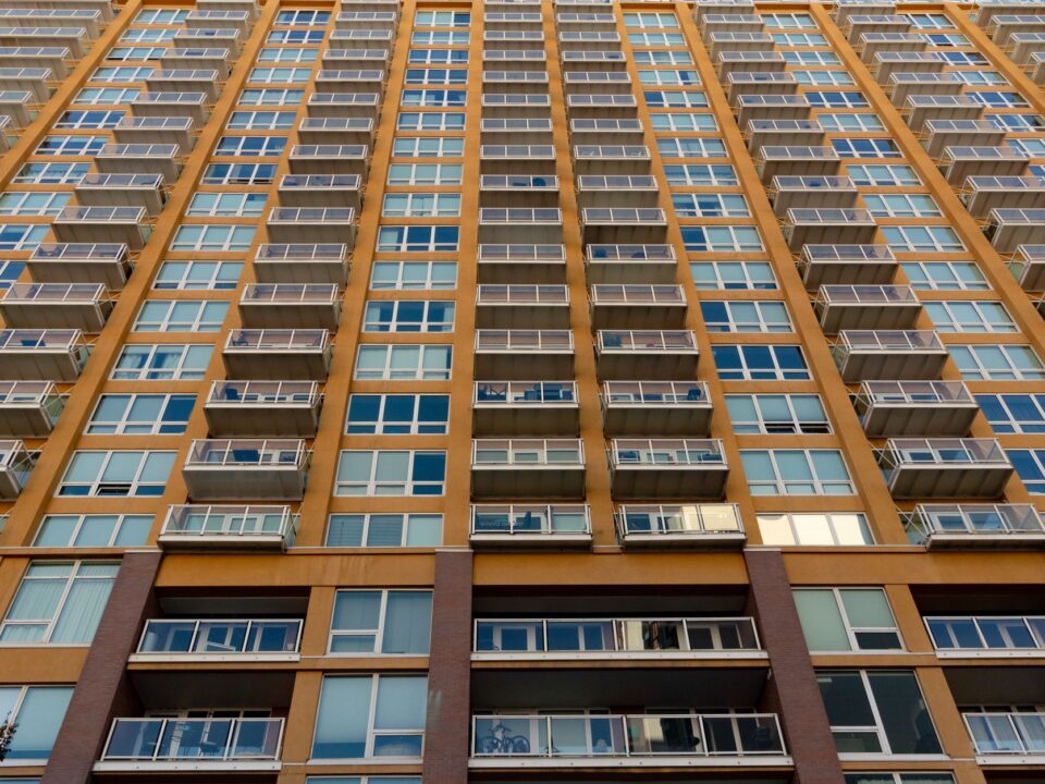 Apartemen mewah terjangkau dengan interior modern dan fasilitas lengkap untuk penghuni berpendapatan rendah.