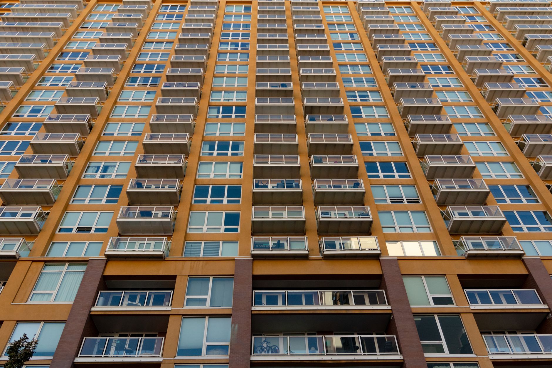 Apartemen mewah terjangkau dengan interior modern dan fasilitas lengkap untuk penghuni berpendapatan rendah.