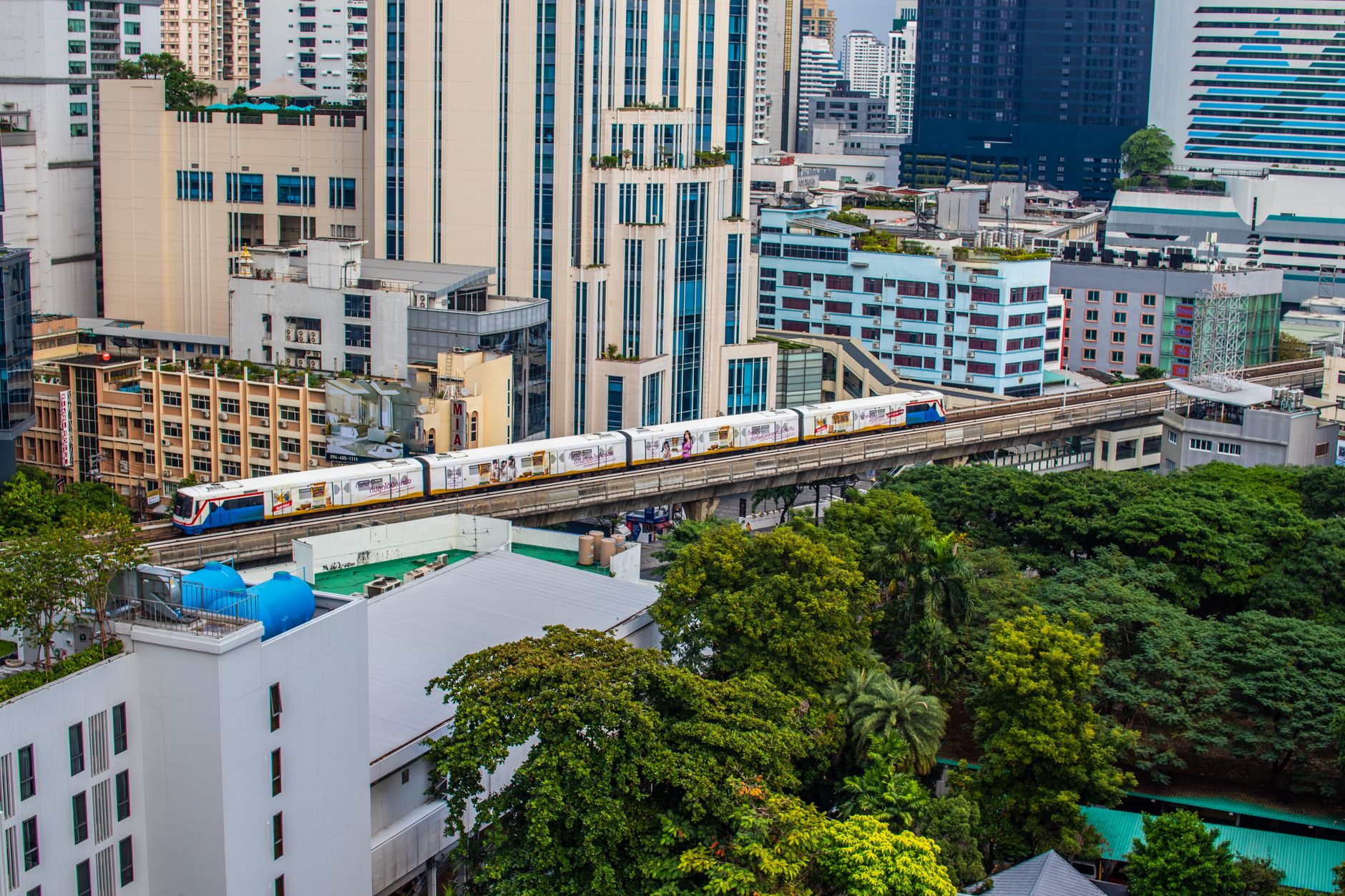 Oakwood Residence Sukhumvit 24: modern serviced apartment with city view, near BTS and shopping