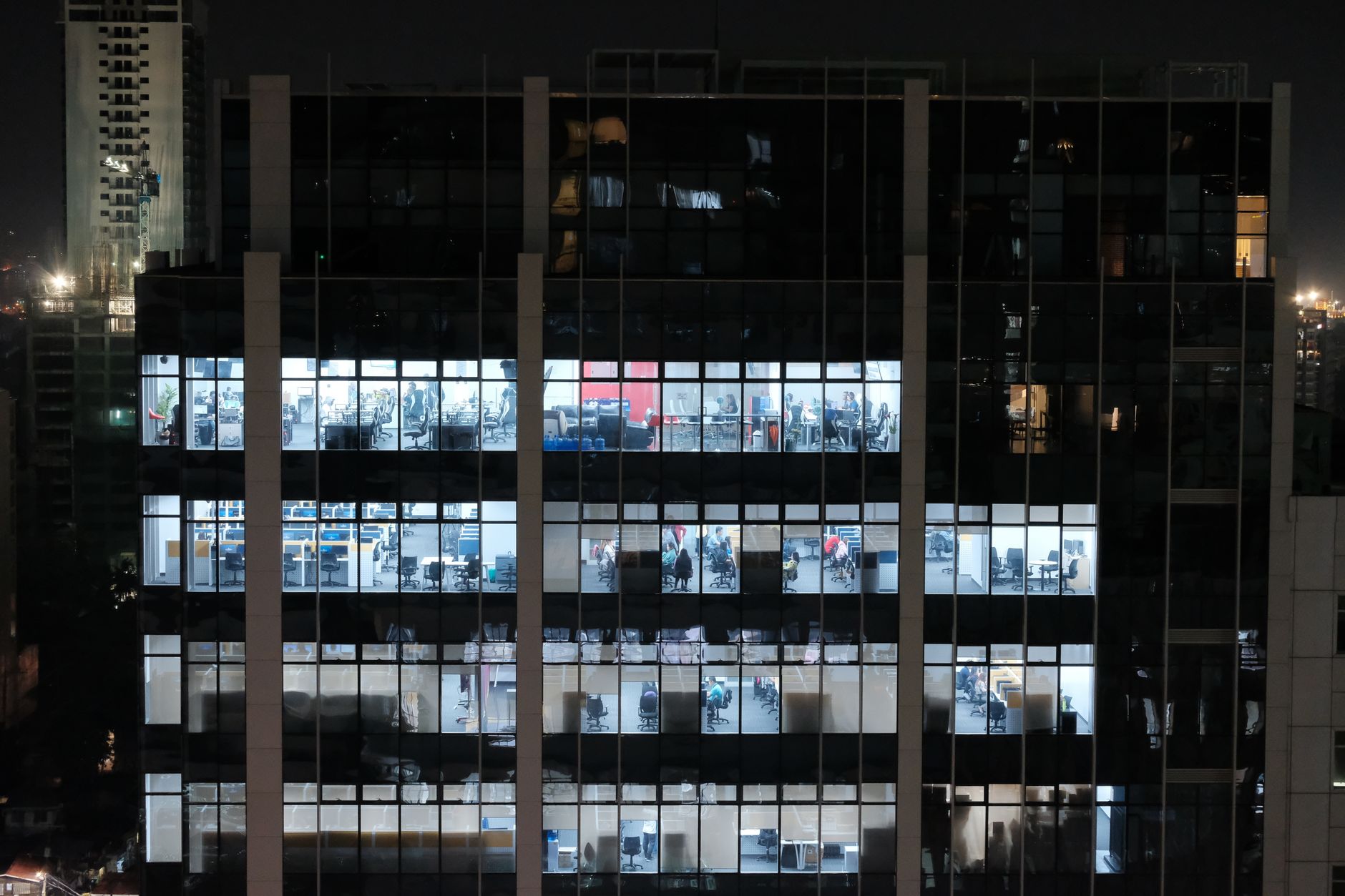 Ruang kantor komersial modern tersedia untuk disewa, cocok untuk startup dan perusahaan.