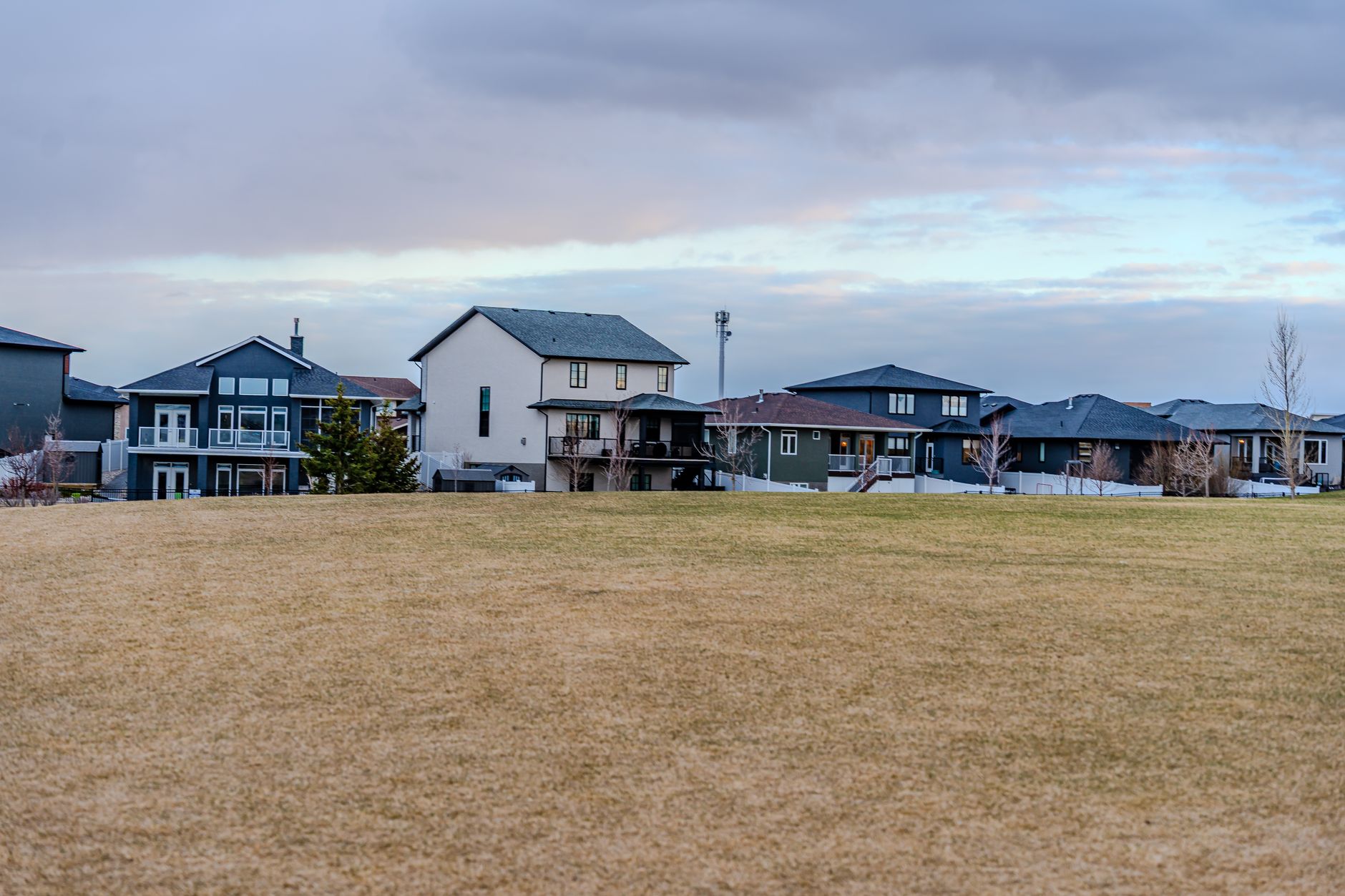 Rumah eksekutif mewah dengan desain modern, taman luas, dan pencahayaan alami yang elegan