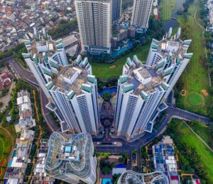 Gambar CBD Kuningan malam hari dengan lampu kota yang indah