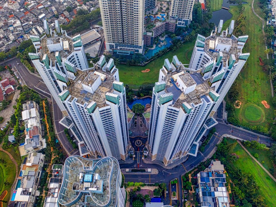 Gambar CBD Kuningan malam hari dengan lampu kota yang indah