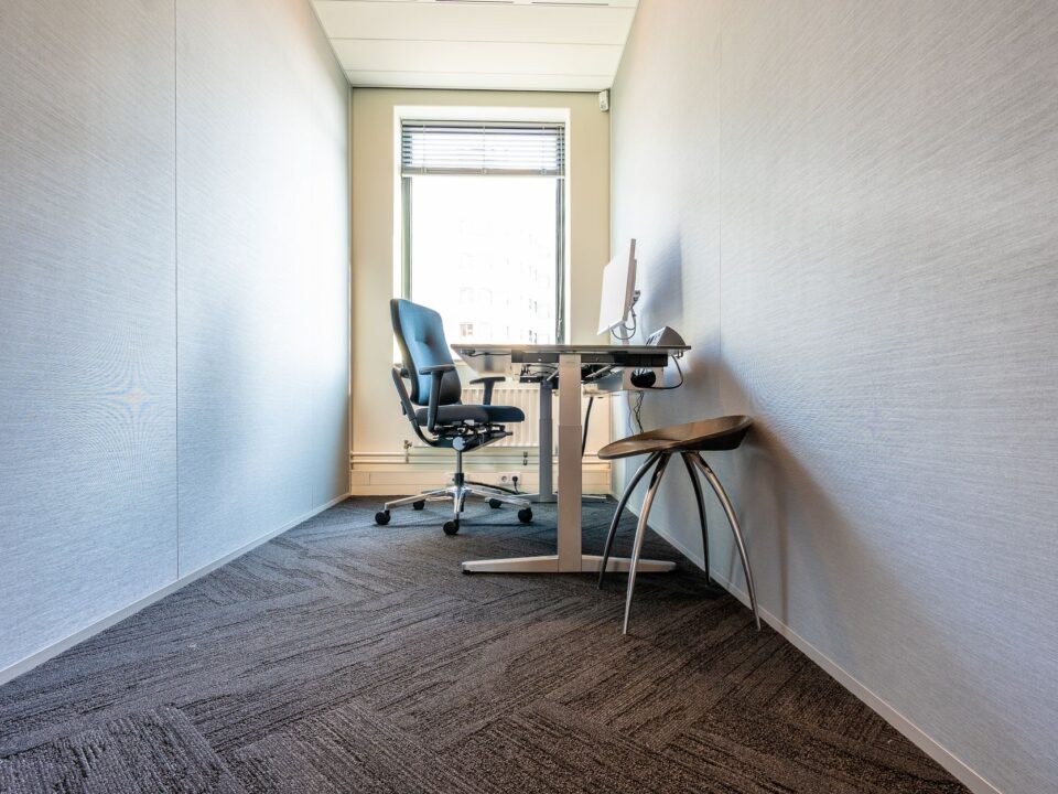 Kantor kecil yang tersedia untuk disewa di dekat lokasi Anda, ideal untuk startup atau pekerja lepas.