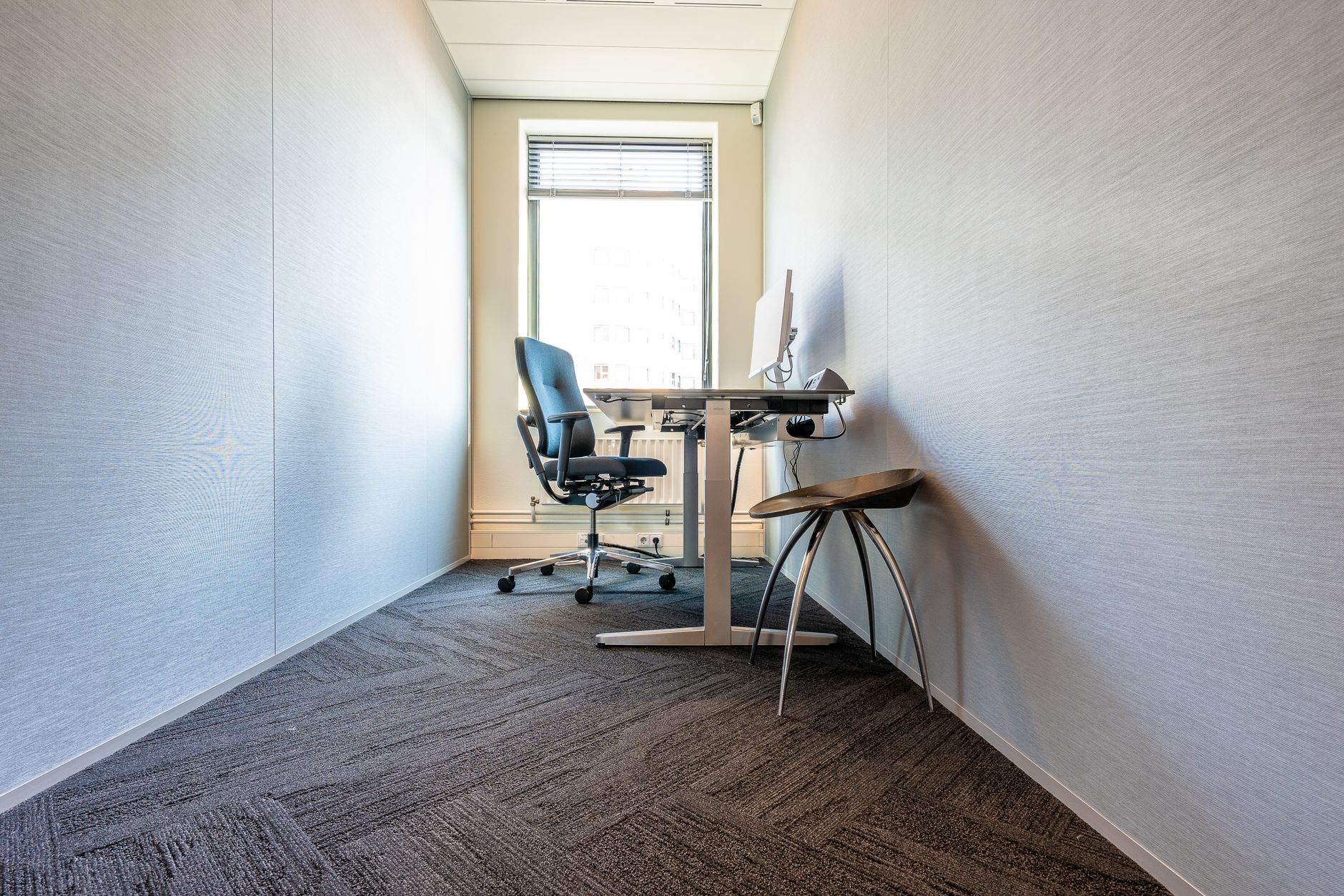 Kantor kecil yang tersedia untuk disewa di dekat lokasi Anda, ideal untuk startup atau pekerja lepas.