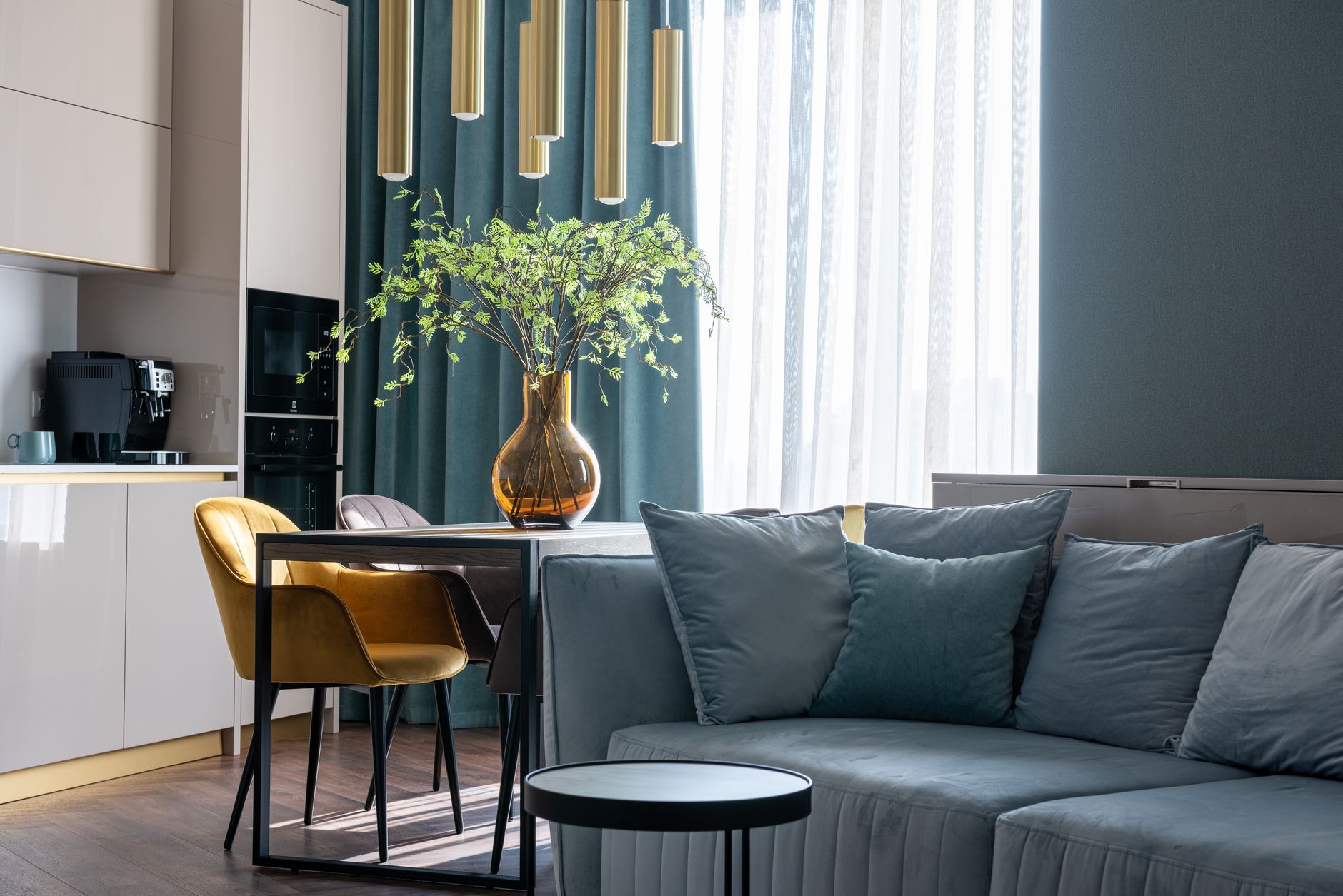Ruang tamu modern dengan perabot lengkap di apartemen fully furnished, siap huni.