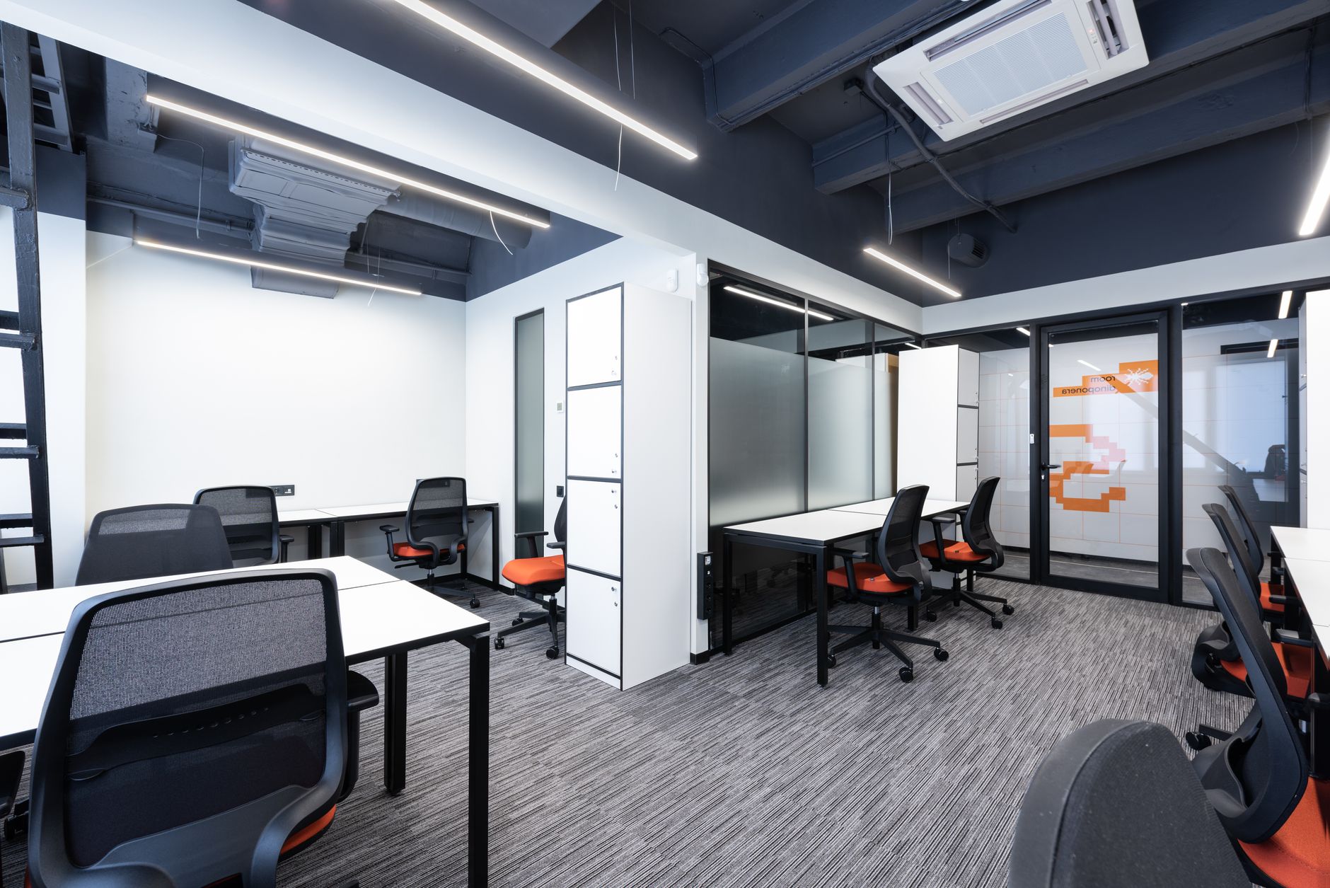 Kantor fully furnished lengkap dengan meja, kursi, dan peralatan modern siap pakai untuk sewa