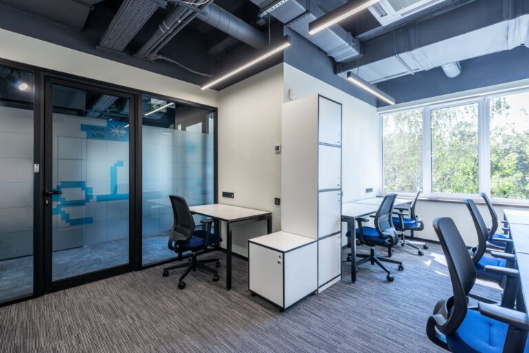 Ruang kantor lengkap dengan perabotan modern tersedia untuk disewa, siap pakai dan terletak strategis