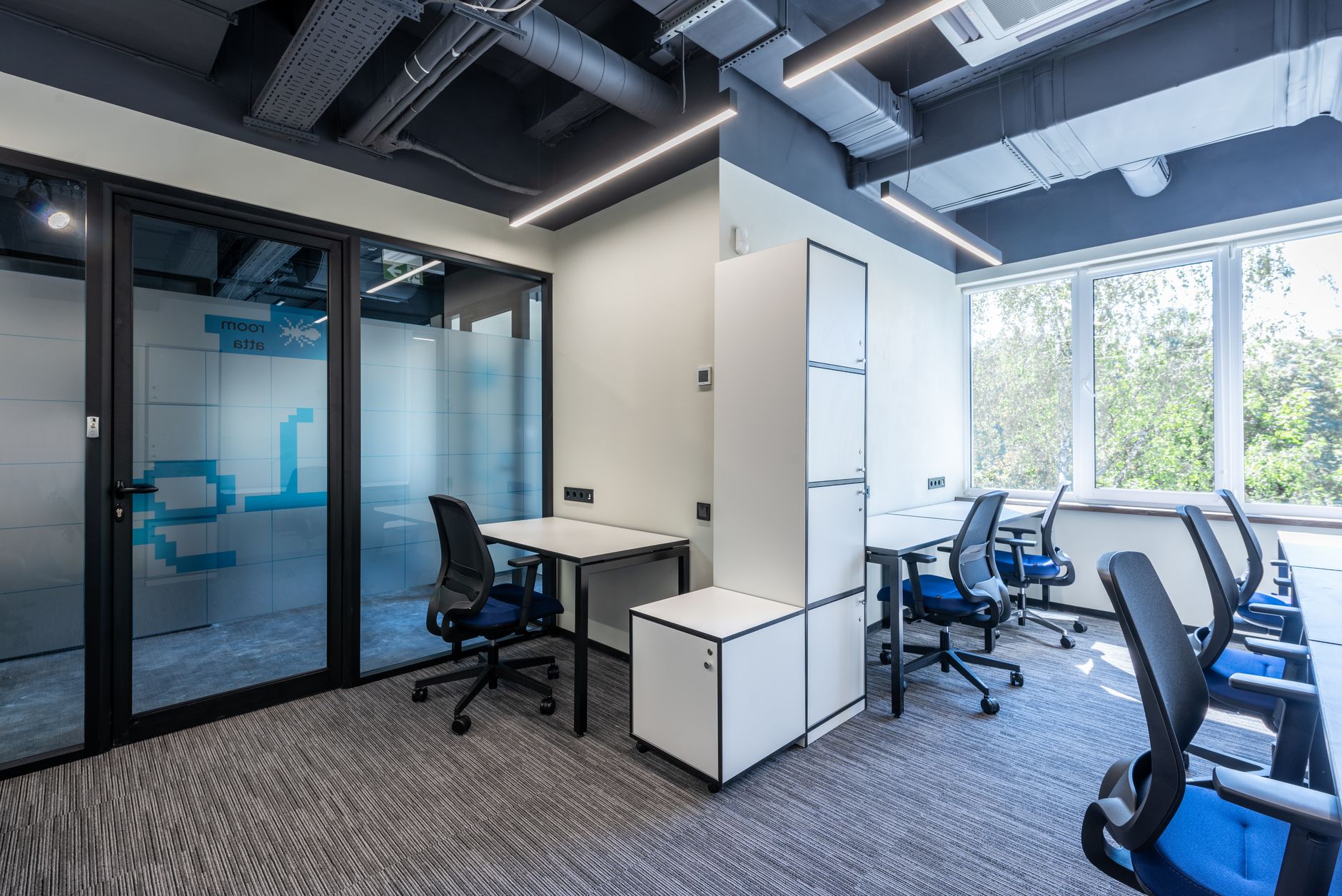 Ruang kantor lengkap dengan perabotan modern tersedia untuk disewa, siap pakai dan terletak strategis