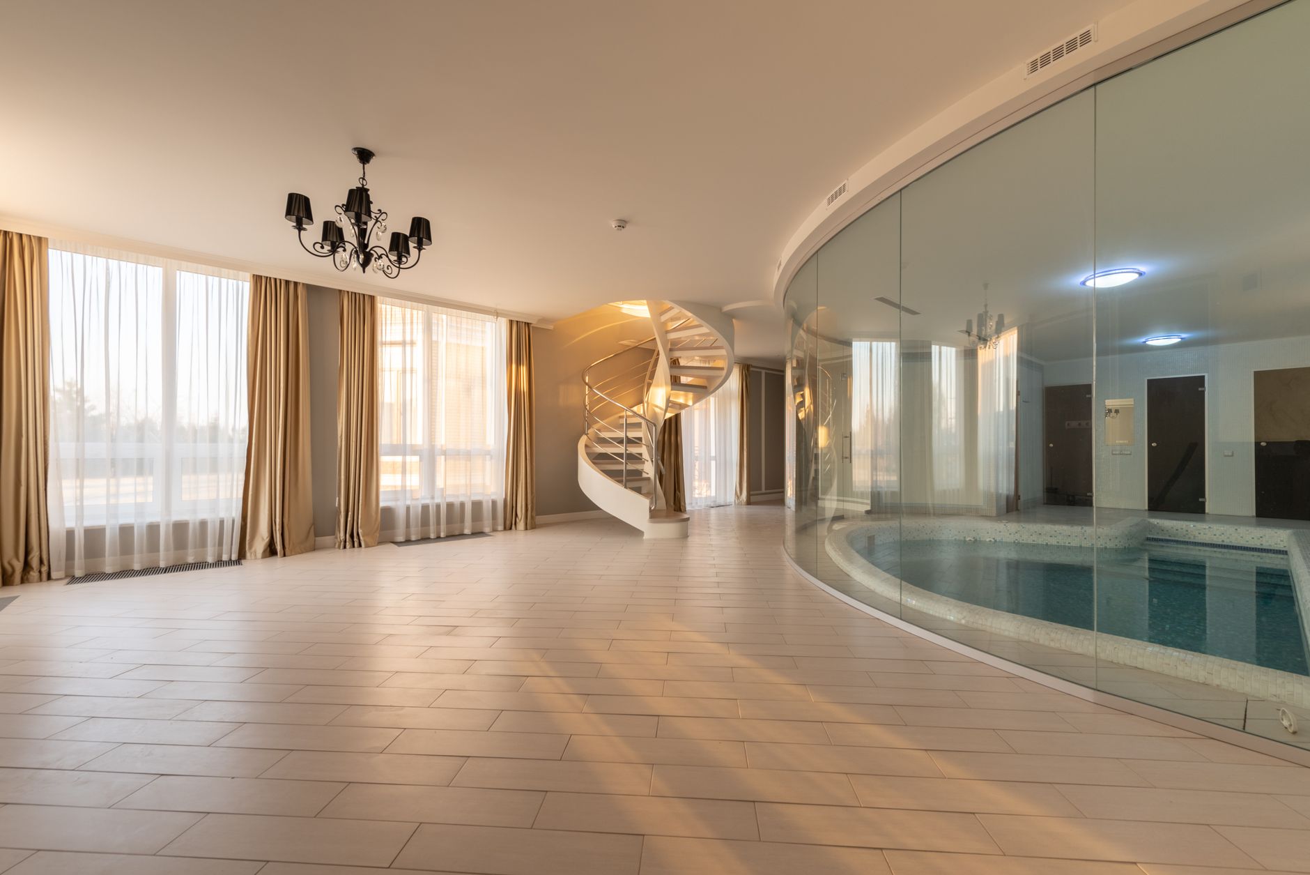 Fasilitas mewah Regalia Residence: kolam renang, taman hijau, interior modern.