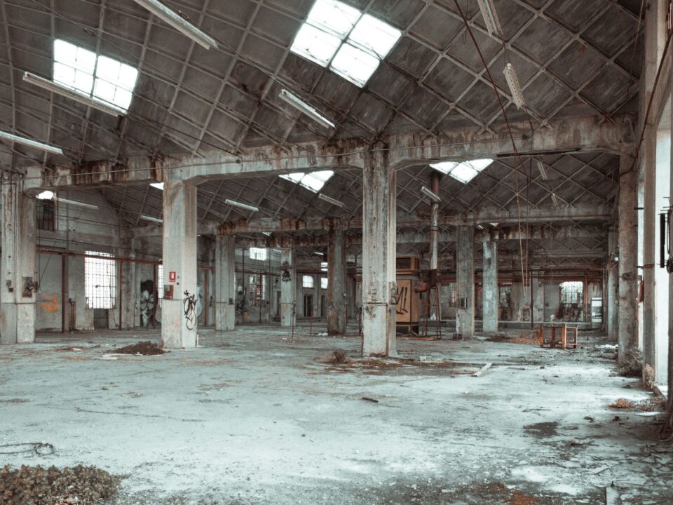 Ruang kantor dan gudang modern tersedia untuk disewa, lengkap fasilitas, lokasi strategis.