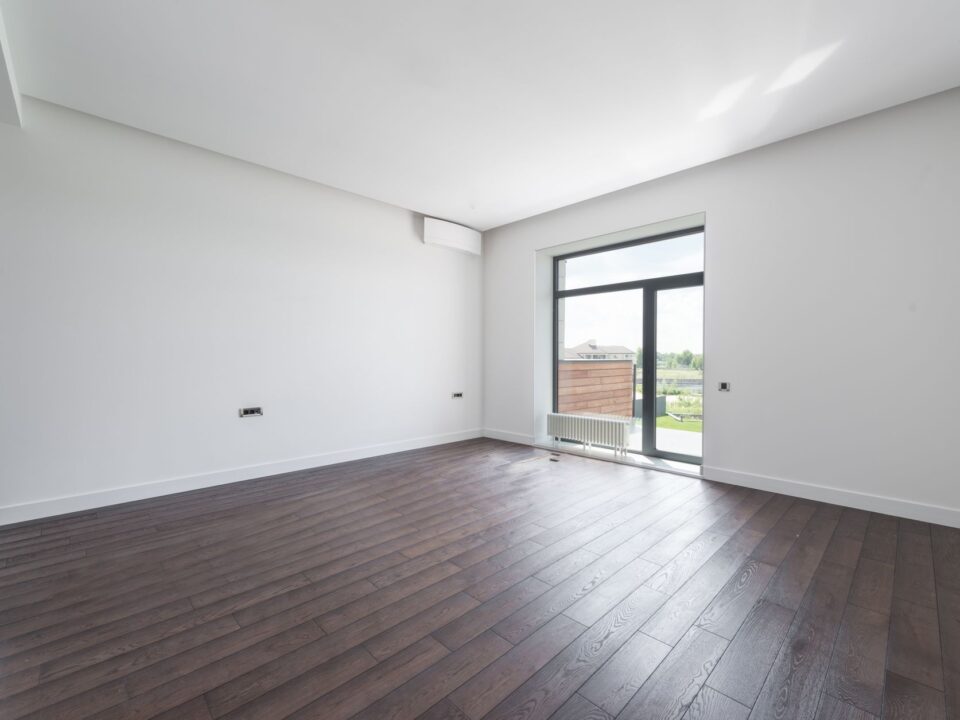 Foto interior apartemen 1 BHK yang tersedia untuk disewa di dekat lokasi Anda, menampilkan ruang tamu modern dan kama...