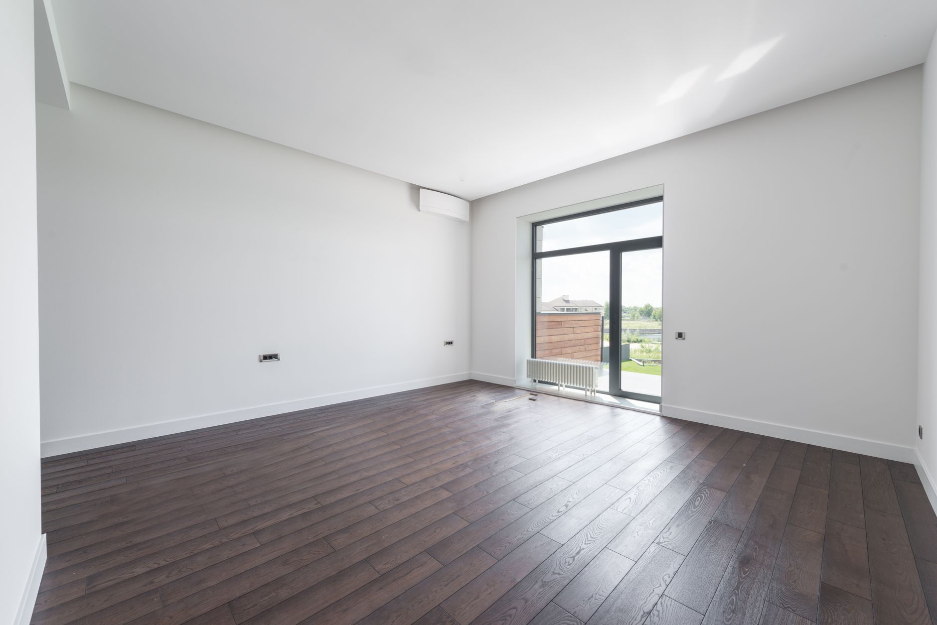 Foto interior apartemen 1 BHK yang tersedia untuk disewa di dekat lokasi Anda, menampilkan ruang tamu modern dan kama...