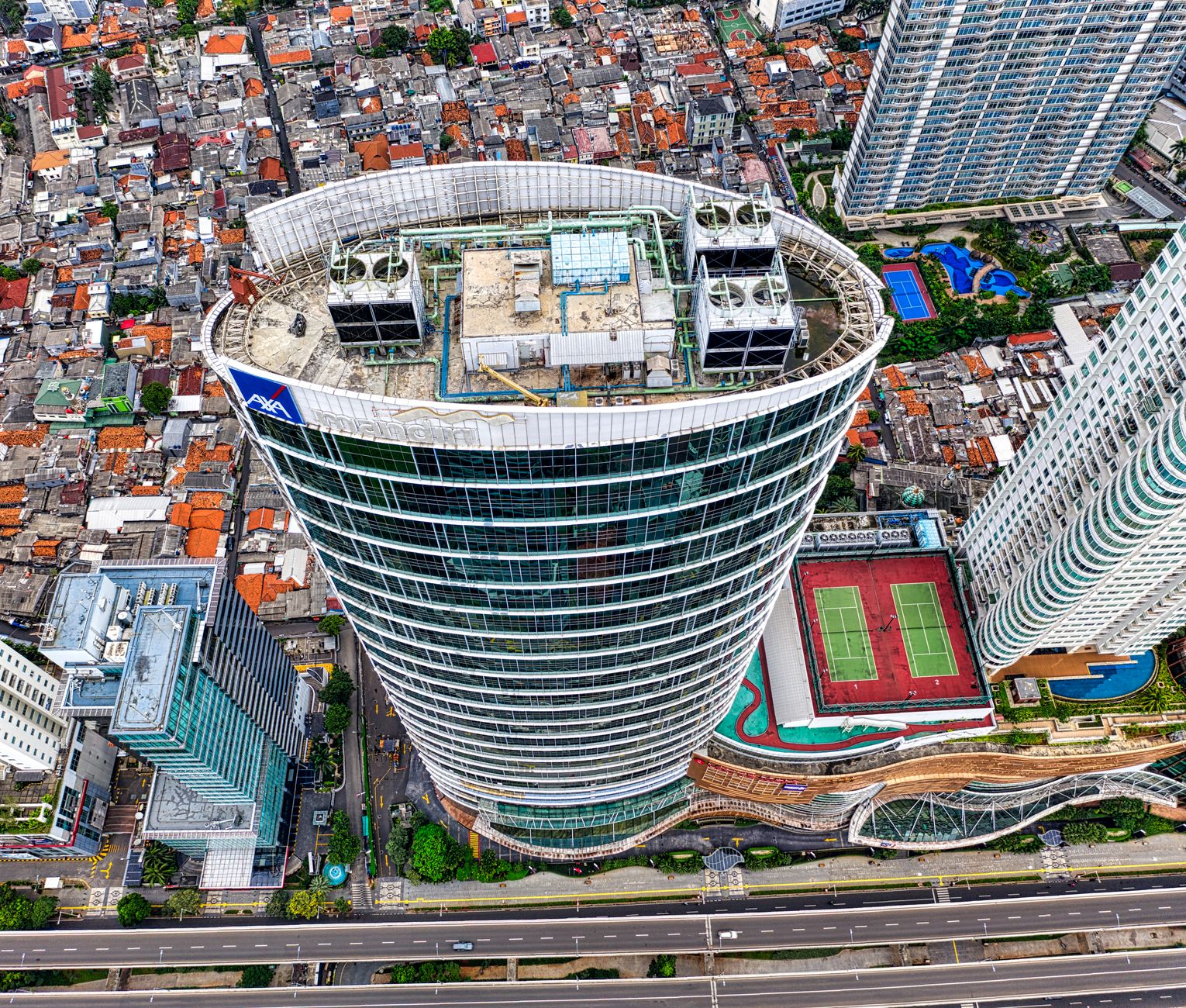 Exterior modern Fraser Residence Sudirman dengan pencakar langit dan fasilitas mewah di pusat Jakarta