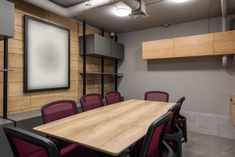 Ruang kantor kecil untuk disewa, cocok bagi usaha kecil dengan lokasi strategis dan fasilitas lengkap.