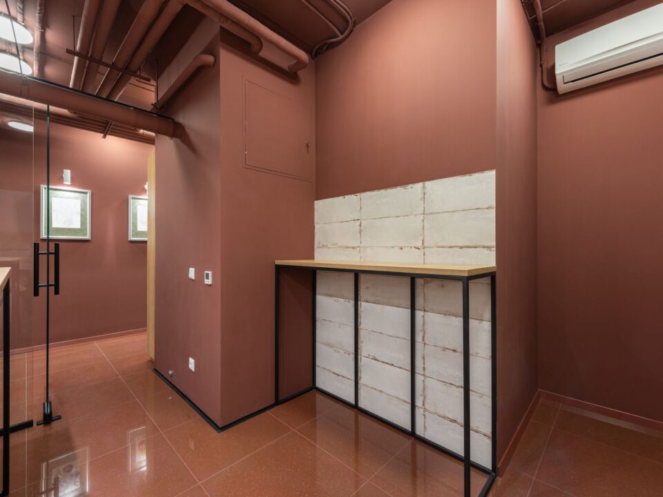 Ruang kerja modern Wework dengan fasilitas lengkap untuk sewa kantor fleksibel.