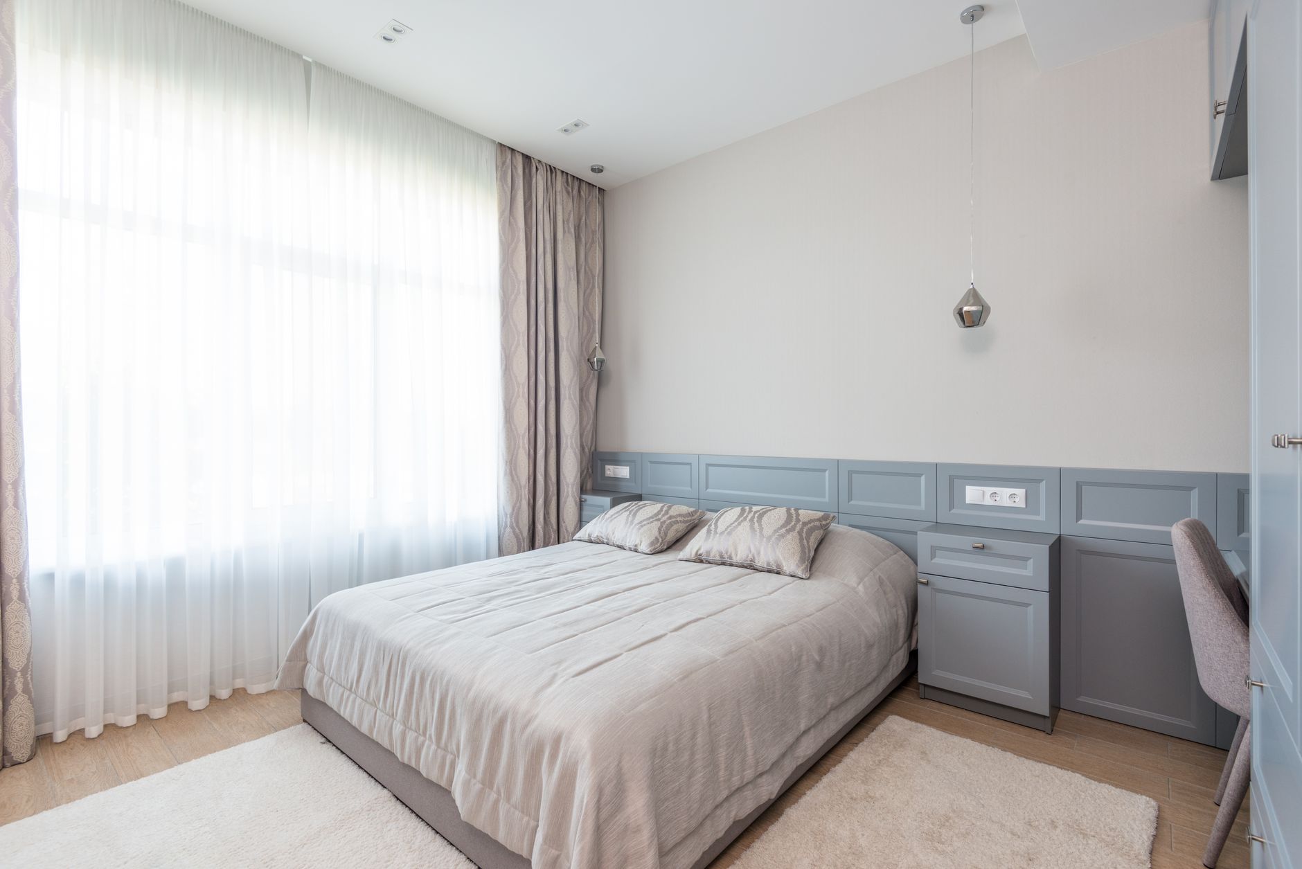 Foto interior ruang tamu dengan dua kamar tidur tersedia untuk disewa, menampilkan layout modern dan pencahayaan alami.