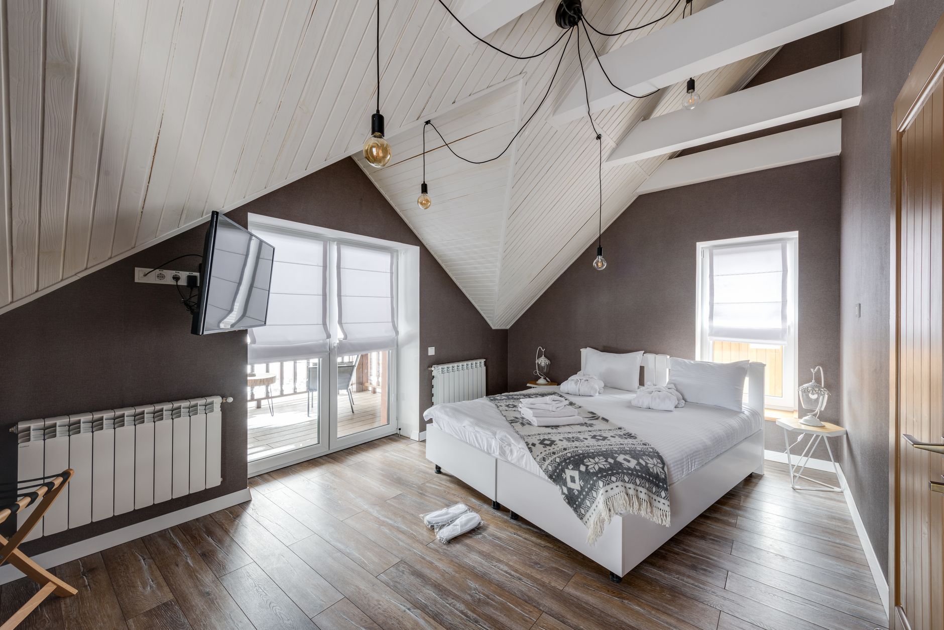 Foto interior apartemen modern yang disewakan di Airbnb untuk penyewaan jangka pendek, menampilkan ruang tamu nyaman.