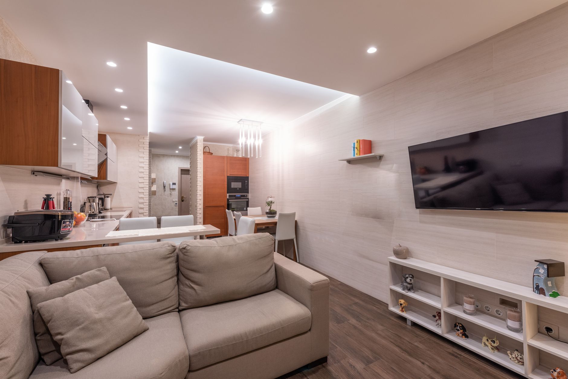 Apartemen modern dengan listrik, air, dan internet termasuk dalam harga sewa, cocok untuk hunian nyaman.