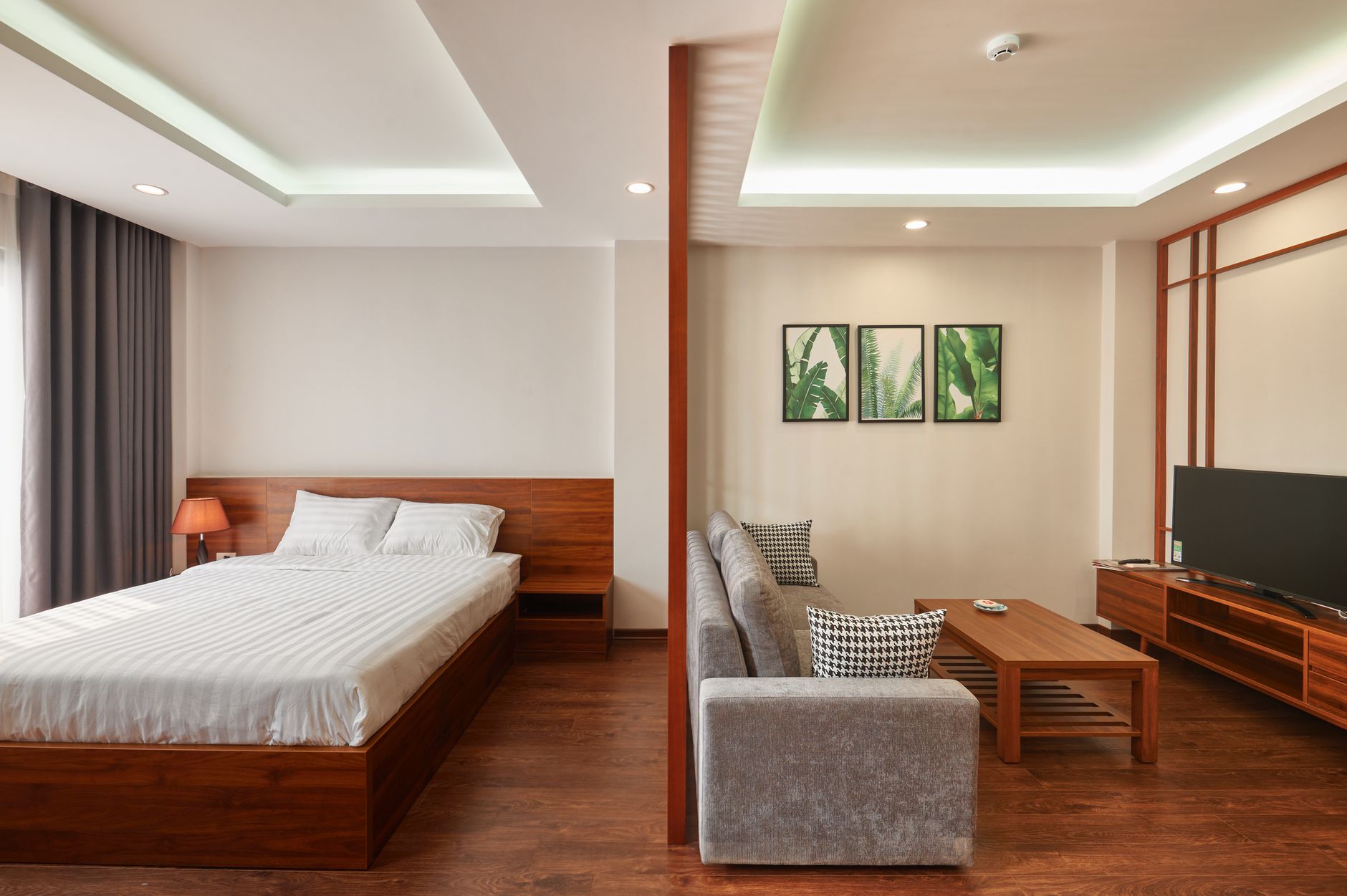 Kondominium satu kamar tidur siap disewa, interior modern dengan ruang tamu terbuka.