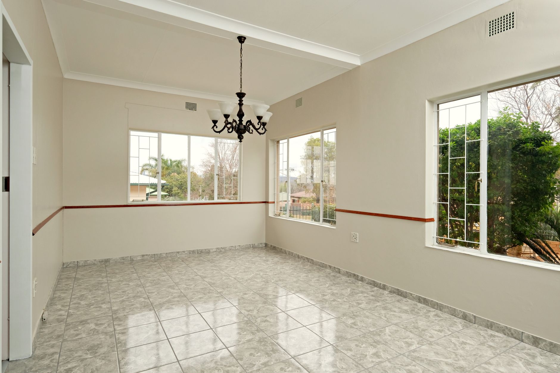 Foto rumah nyaman dengan taman luas tersedia untuk disewa di Gumtree, menampilkan ruang tamu modern dan halaman hijau.