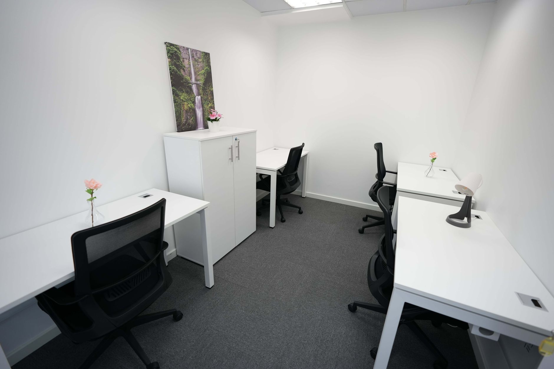 Gambar ruang kantor fully serviced dengan fasilitas lengkap, jaringan cepat, dan layanan administratif profesional
