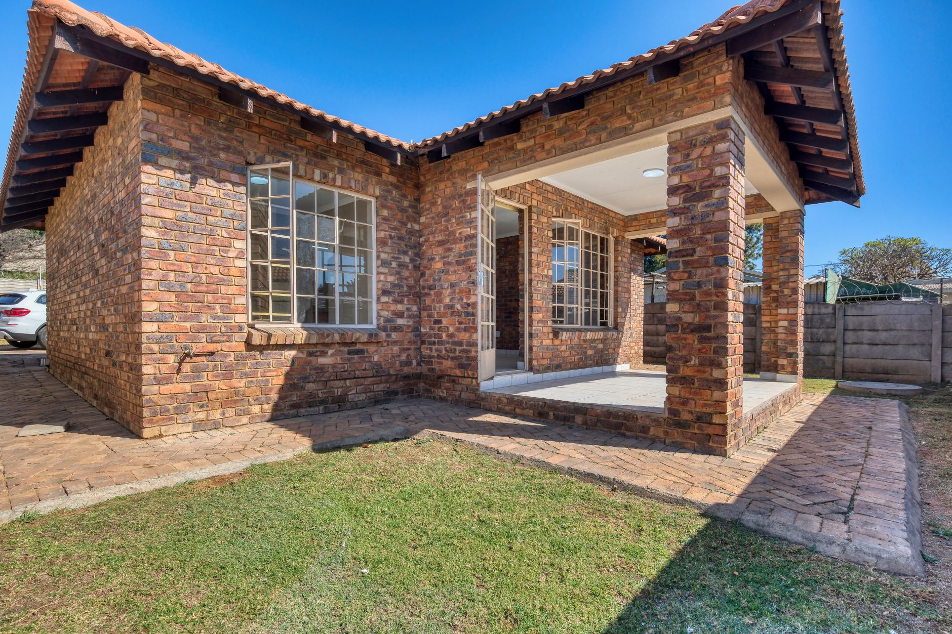 Spacious modern house to let with garden, garage, and bright living room, perfect for families.