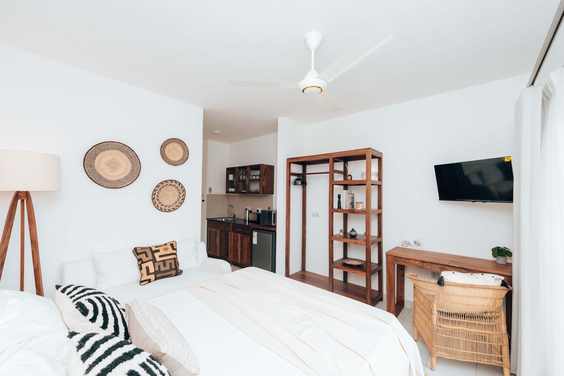 Ruang studio mewah dengan interior elegan, pencahayaan premium, dan desain modern yang menawan