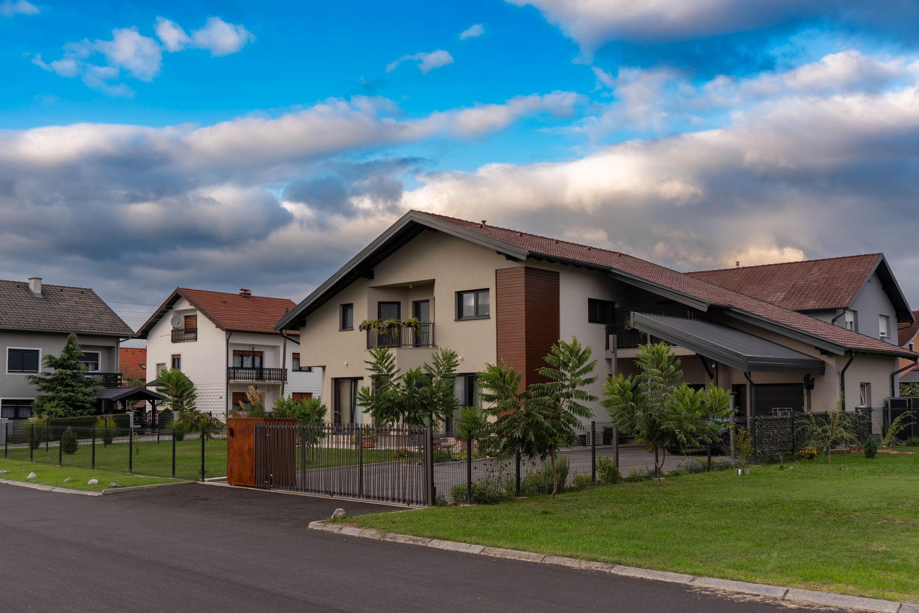 Mewah estate di lokasi eksklusif, rumah bergaya modern dengan kolam renang, taman luas, siap dibeli.