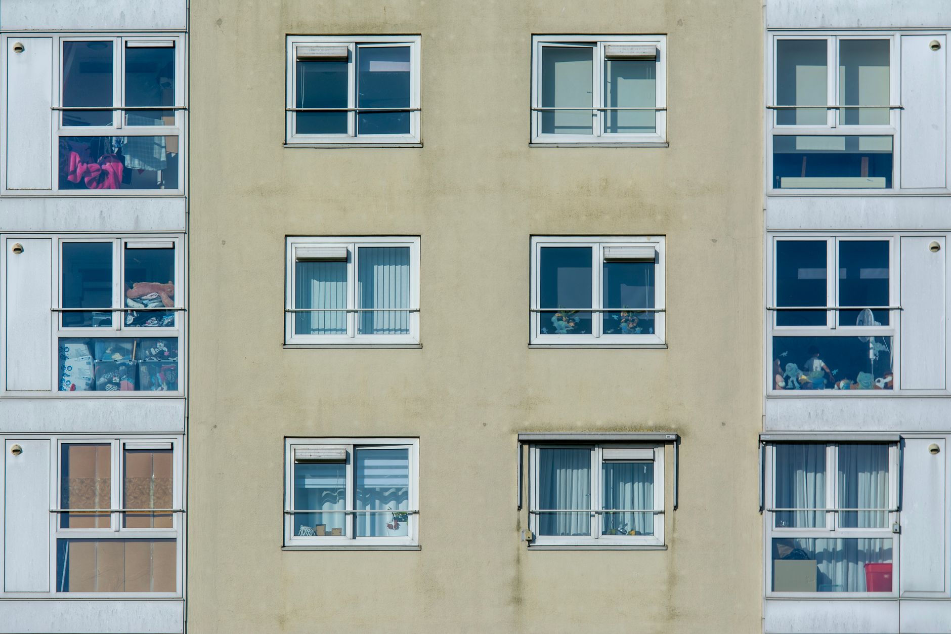 Foto apartemen modern tersedia untuk disewa, menampilkan ruang tamu luas dan pemandangan kota.