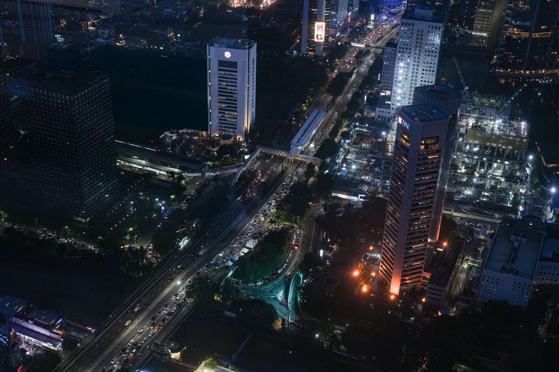 Fasilitas mewah Thamrin Executive Residence dengan pemandangan kota Jakarta, interior modern, dan layanan premium