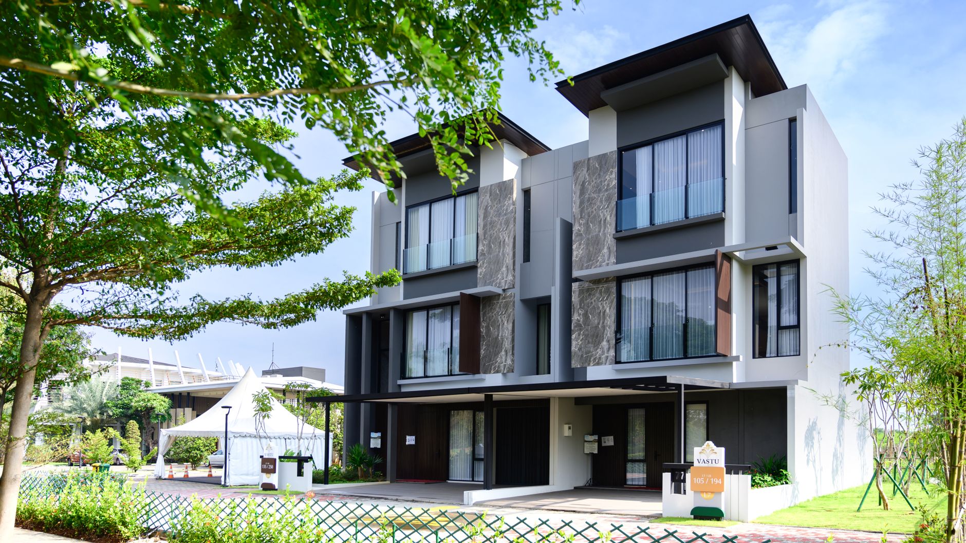 The Peak Residence, rumah mewah dengan desain modern, terletak di puncak bukit dengan pemandangan kota