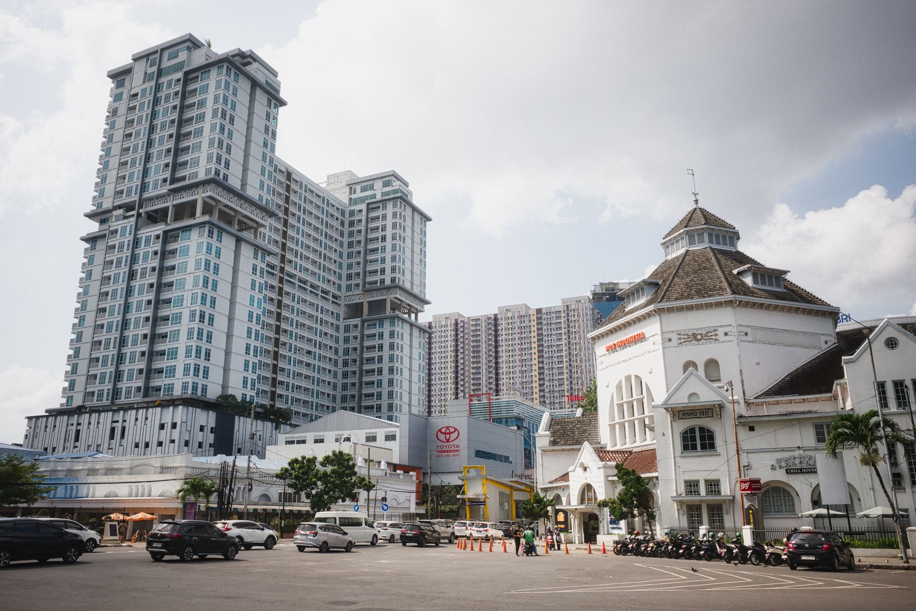 Foto tampak depan Mahakam 24 Residence dengan desain modern di tepi sungai, menampilkan fasilitas lengkap